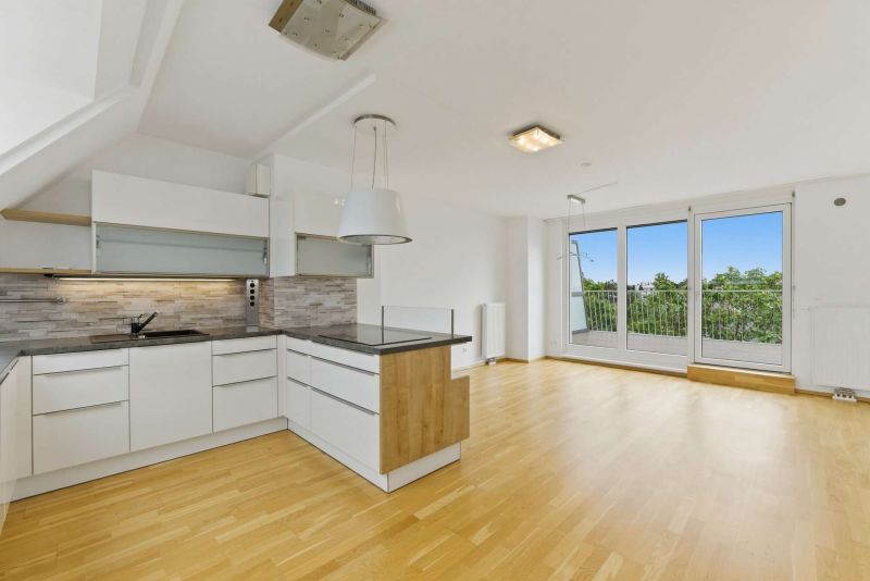 Helle 3-Zimmer-Dachgeschosswohnung mit großer Terrasse & Garage nahe Kagraner Platz / / 1220 Wien / Bild 2